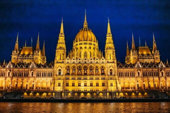 Budapest: 4-Course Dinner Cruise With Piano Show - Customer Ratings and Feedback
