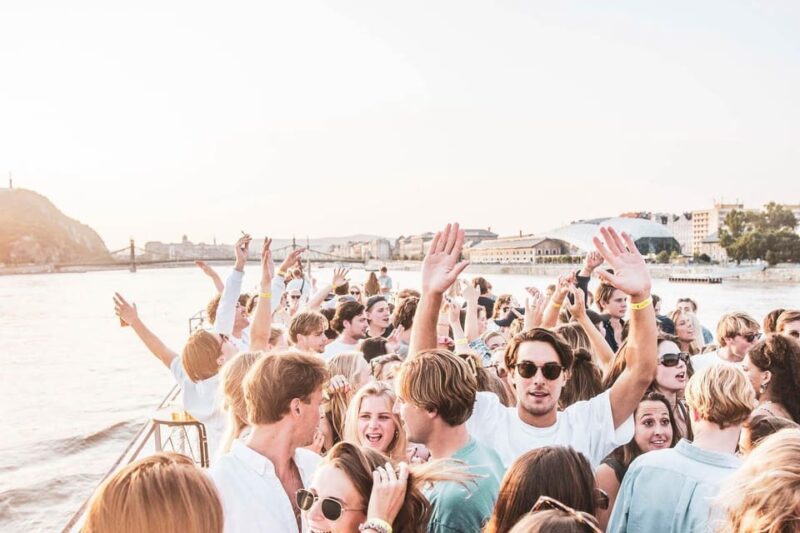 Budapest: Boat Party With Option of Unlimited Drinks - Key Points