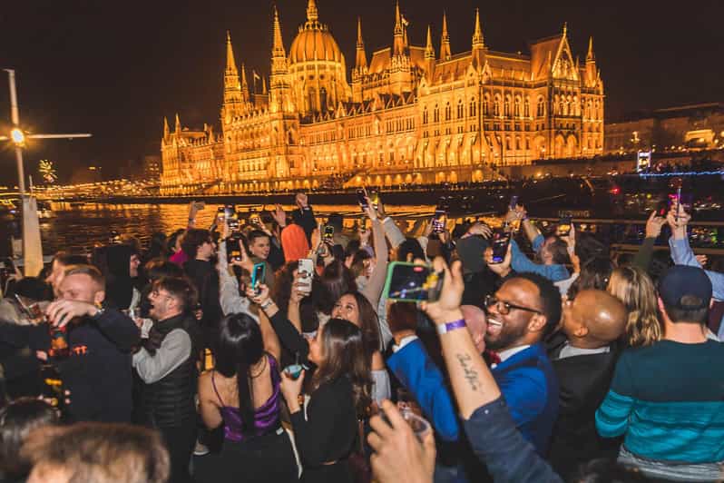 Budapest: Boat Party With Option of Unlimited Drinks - Itinerary Details