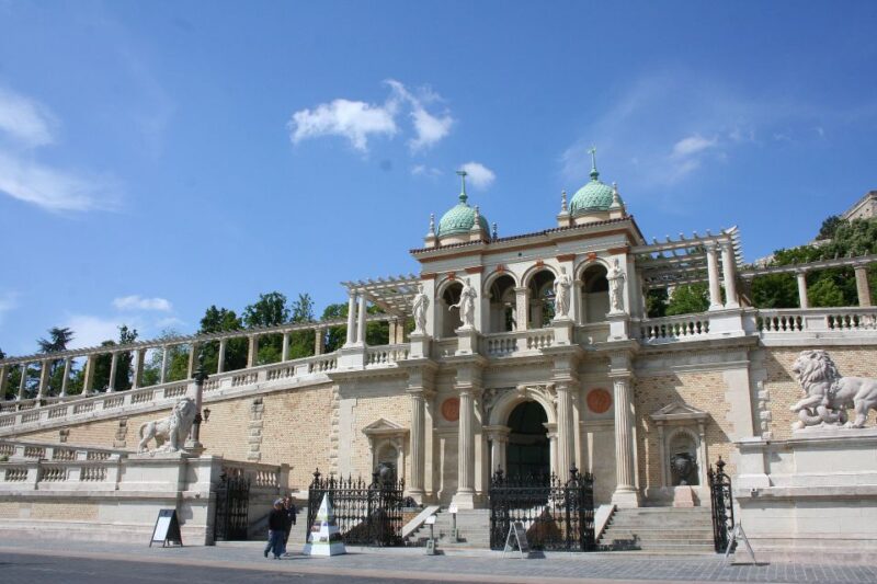Budapest: Buda Castle Private Walking Tour - Key Points