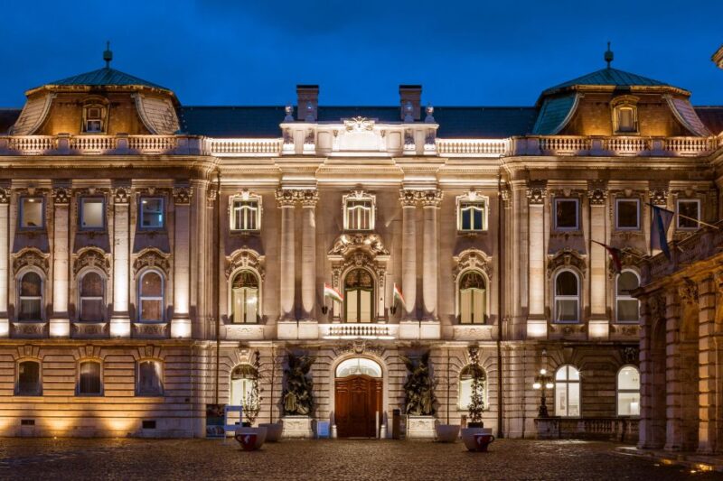 Budapest: Buda Castle Walk With Saint Stephens Hall - Explore 800 Years of History