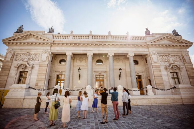 Budapest: Buda Castle Walk With Saint Stephens Hall - Panoramic Views From Várhegy Hill