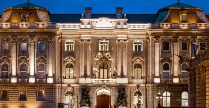 Budapest: Buda Castle Walk With Saint Stephens Hall - Restored St. Stephens Hall