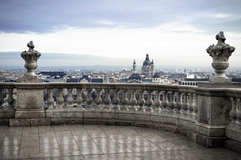 Budapest: Buda Castle Walking Tour in German - Meeting Point and Accessibility