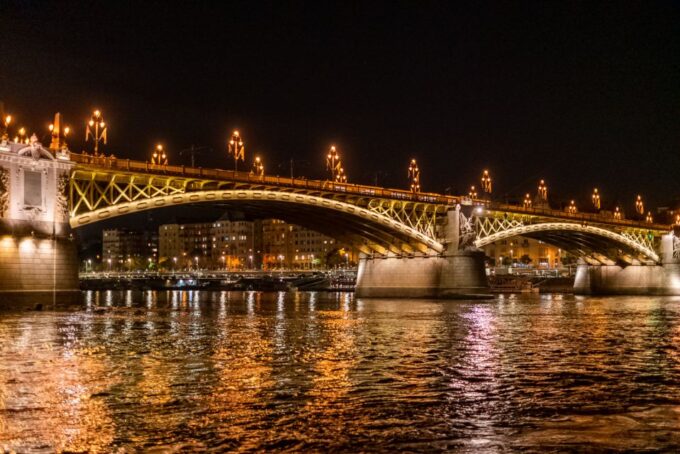 Budapest: Candlelit Dinner River Cruise With Live Music - Dining and Entertainment
