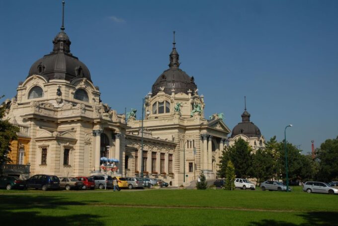 Budapest City Discovery Tour - Heroes Square and St. Stephens Basilica