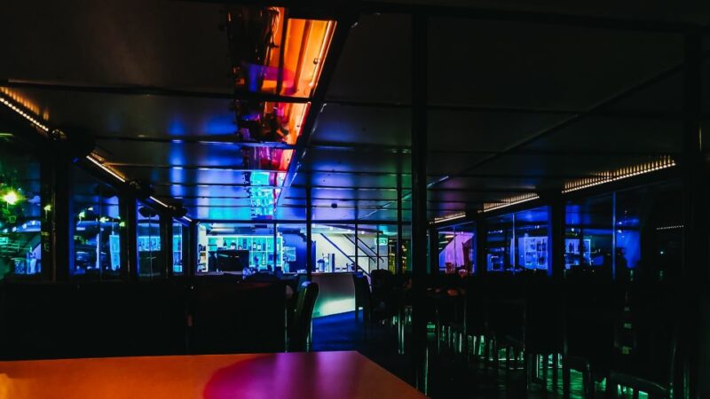Budapest: City Highlights Cruise With Welcome Drink - Atmosphere and Guided Commentary