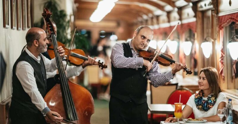 Budapest: Danube Cruise With Hungarian Dinner and Live Music - Dining Experience