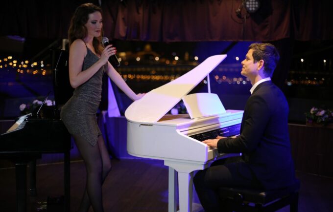 Budapest: Danube Drink and Piano Show - Live Music Performance
