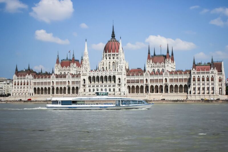 Budapest: Daytime Sightseeing Boat Cruise - Meeting Point