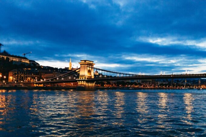 Budapest: Dinner Cruise With Operetta and Folk Show - Sightseeing and Entertainment