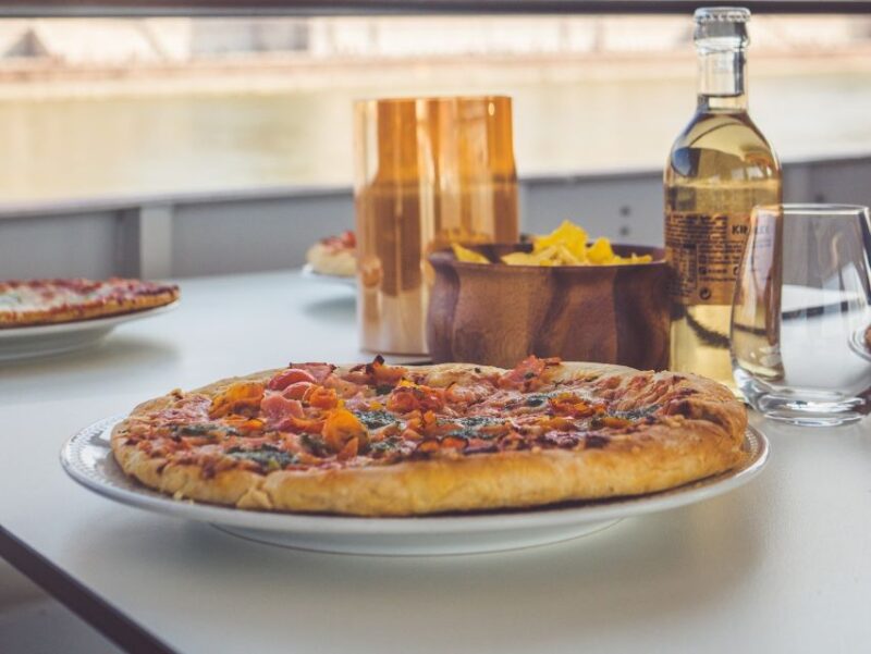 Budapest: Downtown Budapest Cruise With Pizza and Beer - Entertainment and Atmosphere