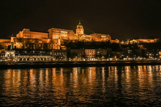 Budapest: Evening Cruise Including Drinks and Live Music - Panoramic Views of Budapest Landmarks