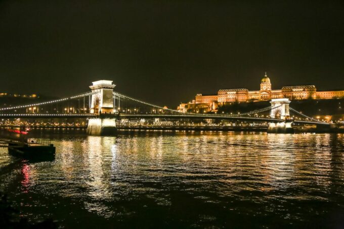 Budapest: Evening Cruise Including Drinks and Live Music - Customer Feedback and Recommendations