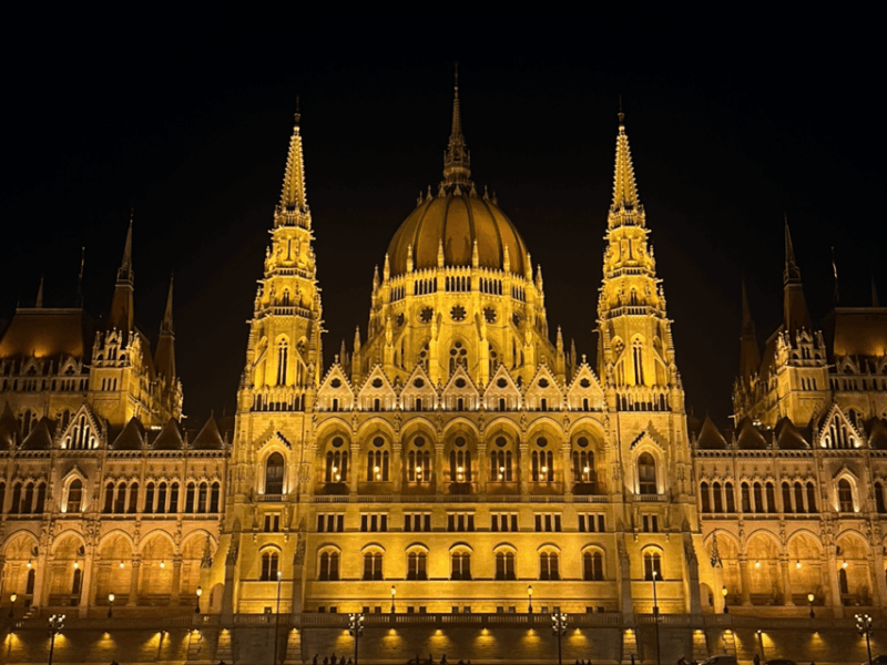 Budapest: Evening Sightseeing Cruise With Unlimited Prosecco - Participant Eligibility