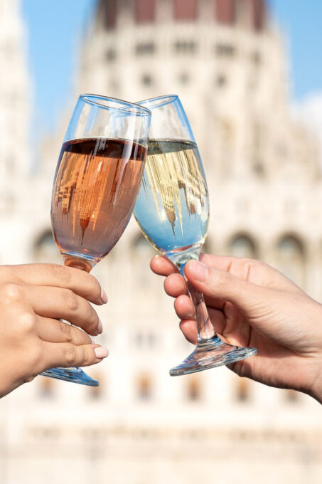 Budapest: Evening Sightseeing Cruise With Unlimited Prosecco - Viewing the City Lights