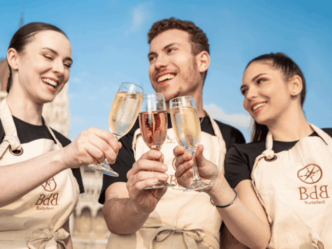 Budapest: Evening Sightseeing Cruise With Unlimited Prosecco - Additional Information for Large Groups