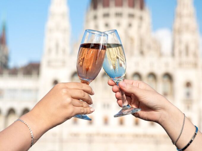 Budapest: Evening Sightseeing Cruise With Unlimited Prosecco - Suitable Participants