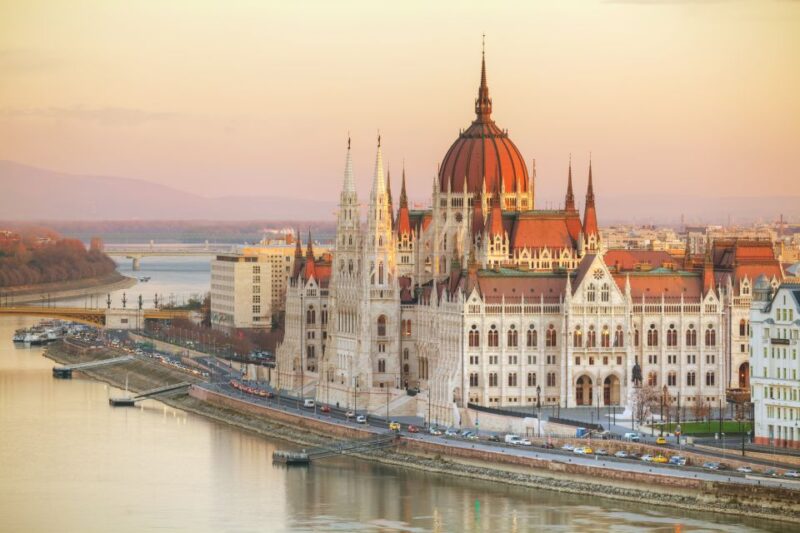 Budapest: First Discovery Walk and Reading Walking Tour - Tour Features and Flexibility