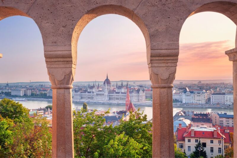 Budapest: First Discovery Walk and Reading Walking Tour - Downloading the App and Navigation