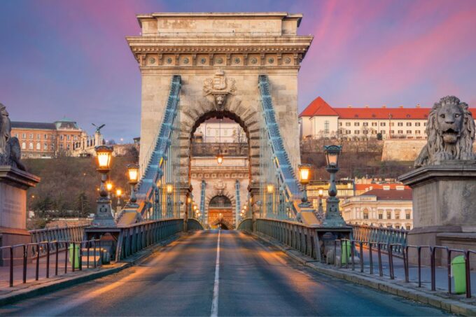 Budapest: First Discovery Walk and Reading Walking Tour - Exploring Significant Sites