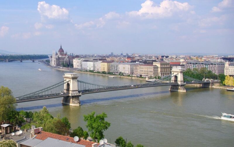 Budapest: Guided Tour to the Hospital in the Rock & Castle - Hospital in the Rock Museum