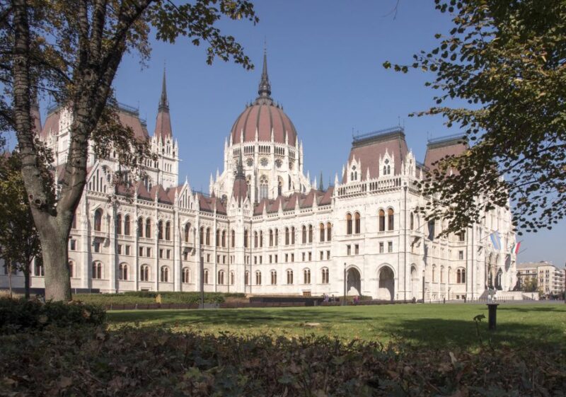 Budapest: Guided Walking Tour of Pest - Attractions and Highlights