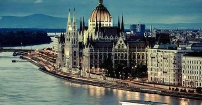 Budapest: Half-Day Highlights Small Group Private Tour - Exploring Budapests Iconic Sites