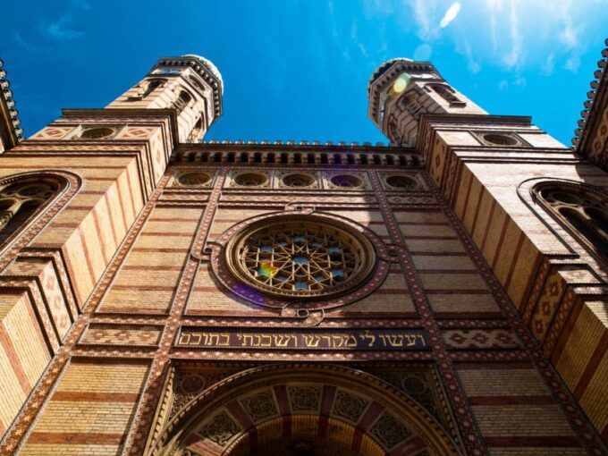 Budapest: Half-Day Small Group Jewish History Tour - Language Options