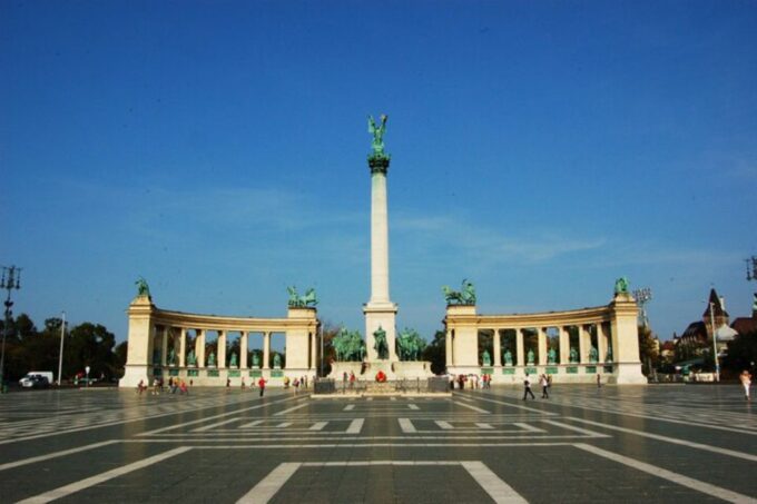 Budapest: Historical Heroes & Hot Spa Self-Guided Audio Tour - Budapests Thermal Spa Legacy
