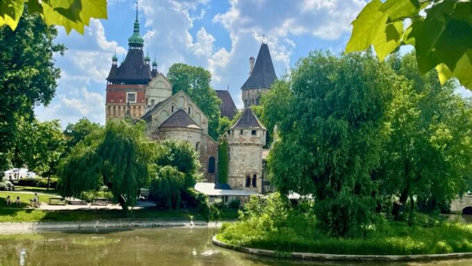 Budapest: Historical Heroes & Hot Spa Self-Guided Audio Tour - Frequently Asked Questions