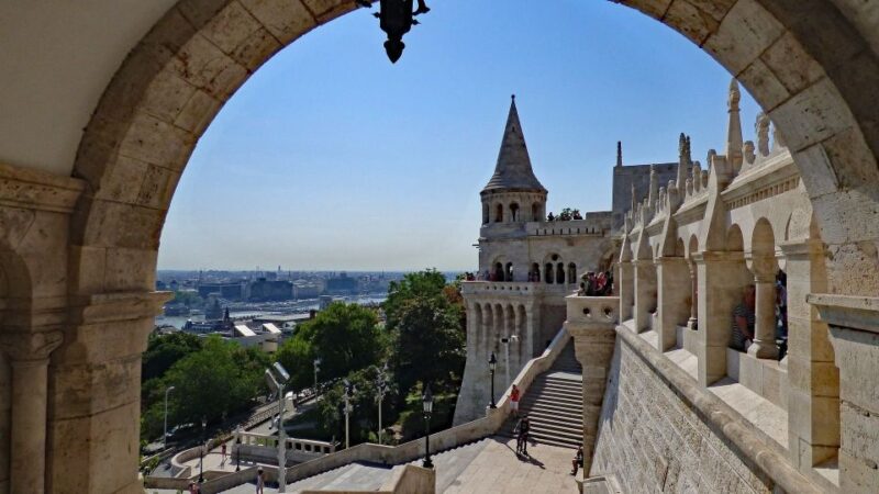 Budapest: In-App Audio Tour of Buda Castle Hill (ENG) - Audio Tour Content and Narration