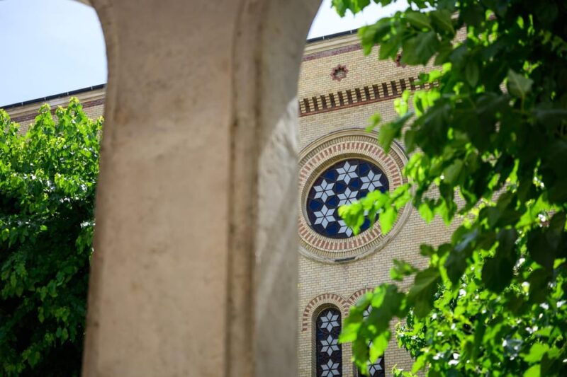 Budapest: Jewish History With Local Guide & Synagogue Ticket - Key Points