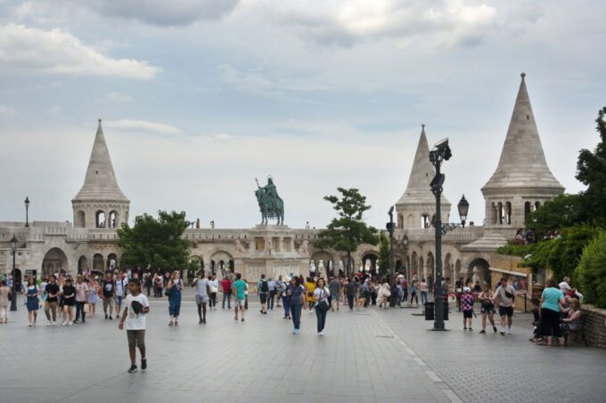 Budapest: Multilingual Highlights Tour - Exploring Saint Stephens Basilica