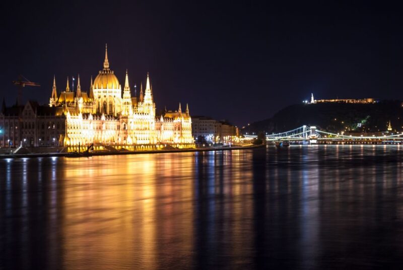 Budapest: New Year'S Eve Boat Cruise With Unlimited Drinks - Cruise Amenities