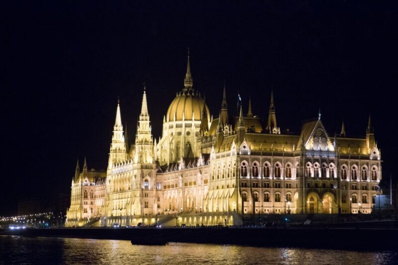 Budapest: Night Walking Tour With Danube River Cruise - Meeting Point and Important Notes