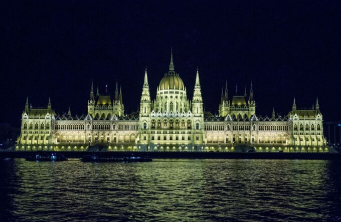 Budapest: Night Walking Tour With Danube River Cruise - Exploring Budapest at Night