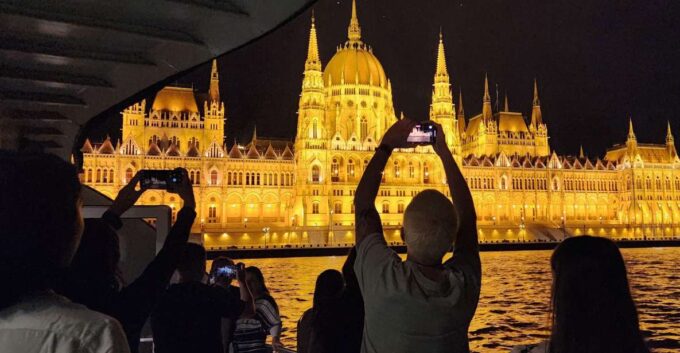 Budapest: Nighttime or Daytime Sightseeing Cruise - Cruise Accessibility and Amenities