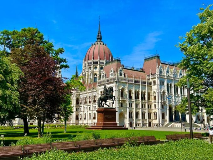 Budapest: Parliament Building Entry Ticket and Audio Guide - Landmarks in Kossuth Square