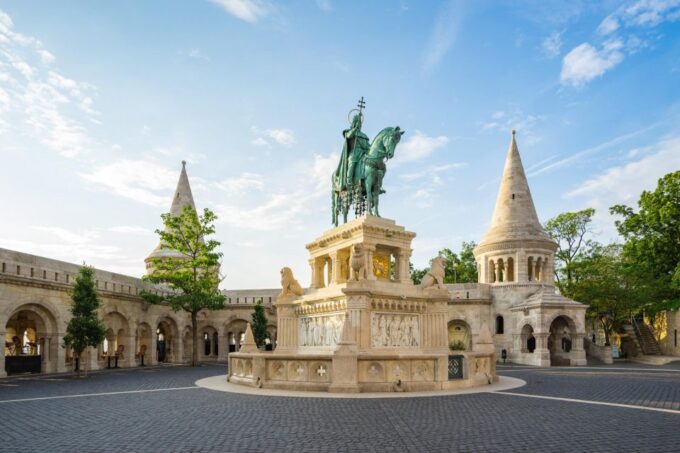 Budapest: Private Exclusive History Tour With a Local Expert - Iconic Landmarks
