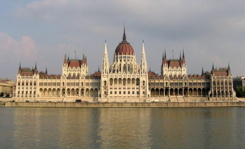 Budapest: Private Walking Tour of City With Spanish Guide - Tour Experience