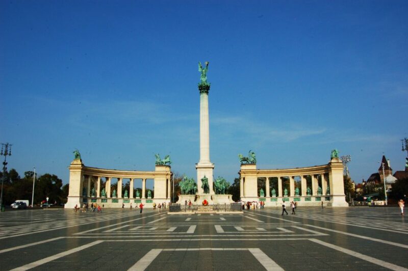 Budapest: Private Walking Tour of City With Spanish Guide - Important Information