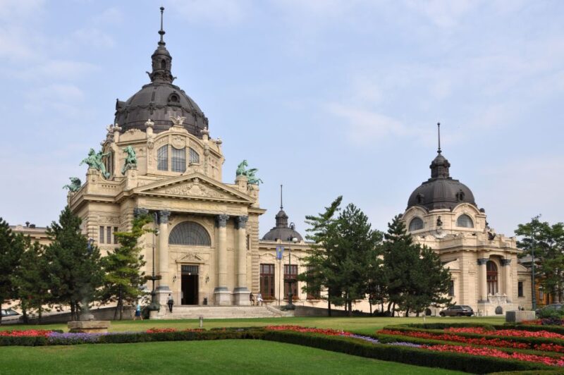 Budapest: Private Walking Tour of City With Spanish Guide - Pickup and Meeting Point