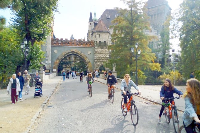 Budapest: Small Group Historic Downtown Bicycle Tour - Exploring the Danube River