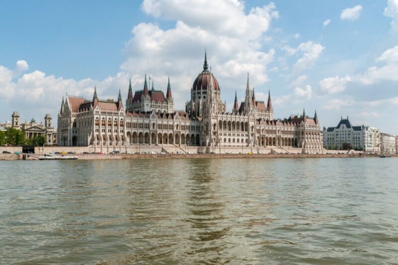 Budapest: Summer Brunch & Cruise With Prosecco or Cake - Culinary Offerings