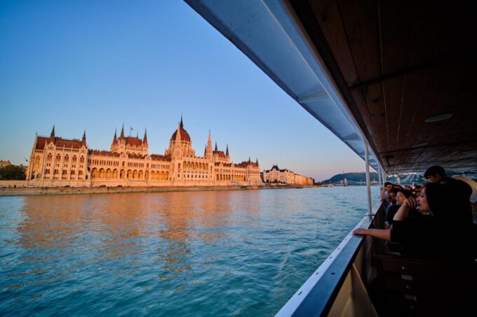 Budapest: Summer Sightseeing Cruise - Welcome Drink and Dog-Friendly Policy
