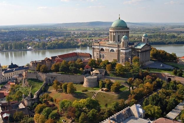 Budapest: The Fabulous Danube Bend Full-Day Tour - Guide and Accessibility