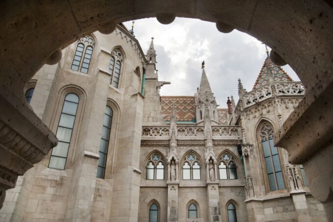 Budapest Walking Tour With a Professional Local Guide - Explore Pest and Buda