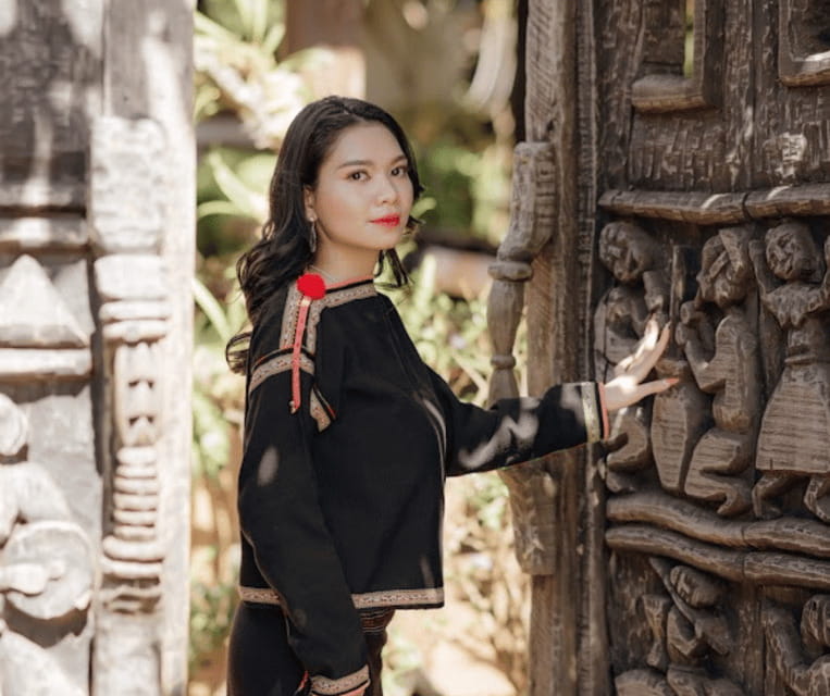 Buon Ma Thuot: Local Ethnic Attire Photo Shoot With Drink - Receiving the Photos