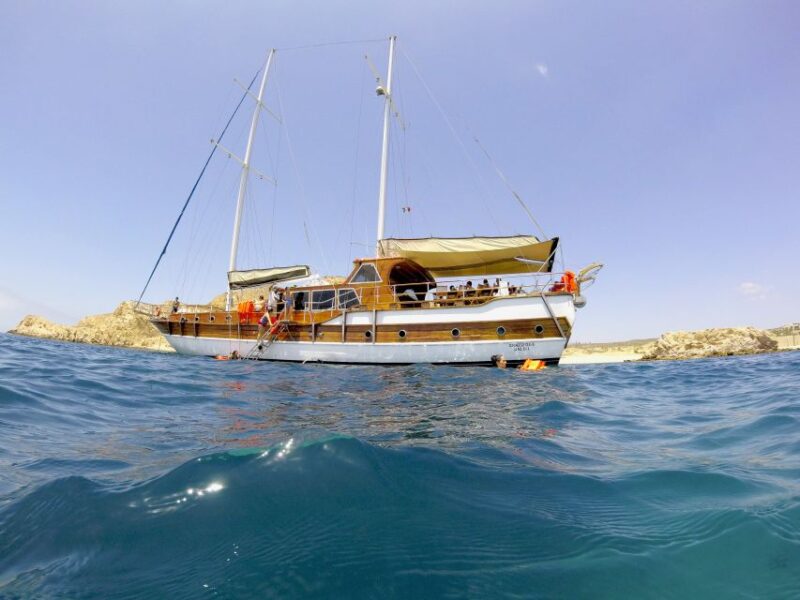 Cabo: Luxury Yacht Snorkel Cruise With Lunch and Open Bar - Key Points